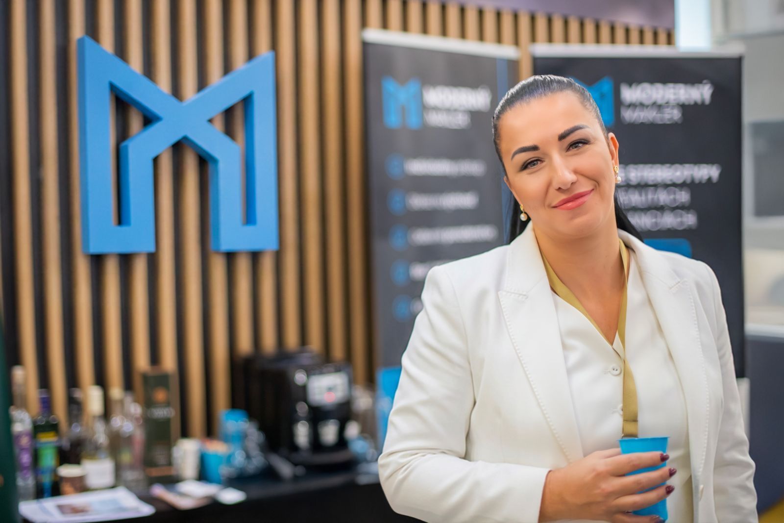 Silvia Rakus pri stánku Moderného makléra
